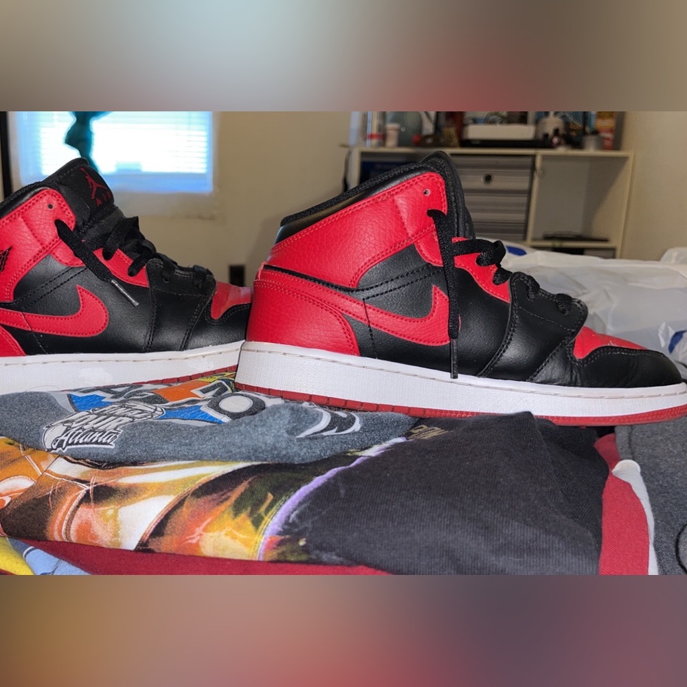 RED & BLACK JORDAN 1 MIDS